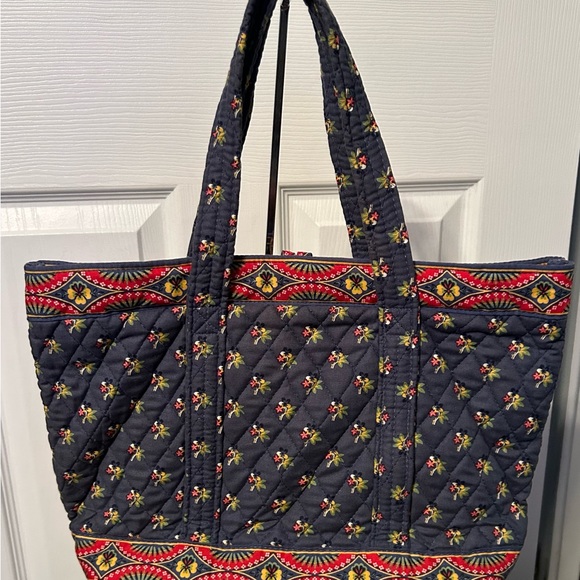 Vera Bradley Bag. 14X9 in. Good condition. 1 outside & 3 inside pockets - Picture 2 of 3